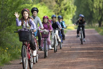Barn på cykelutflykt